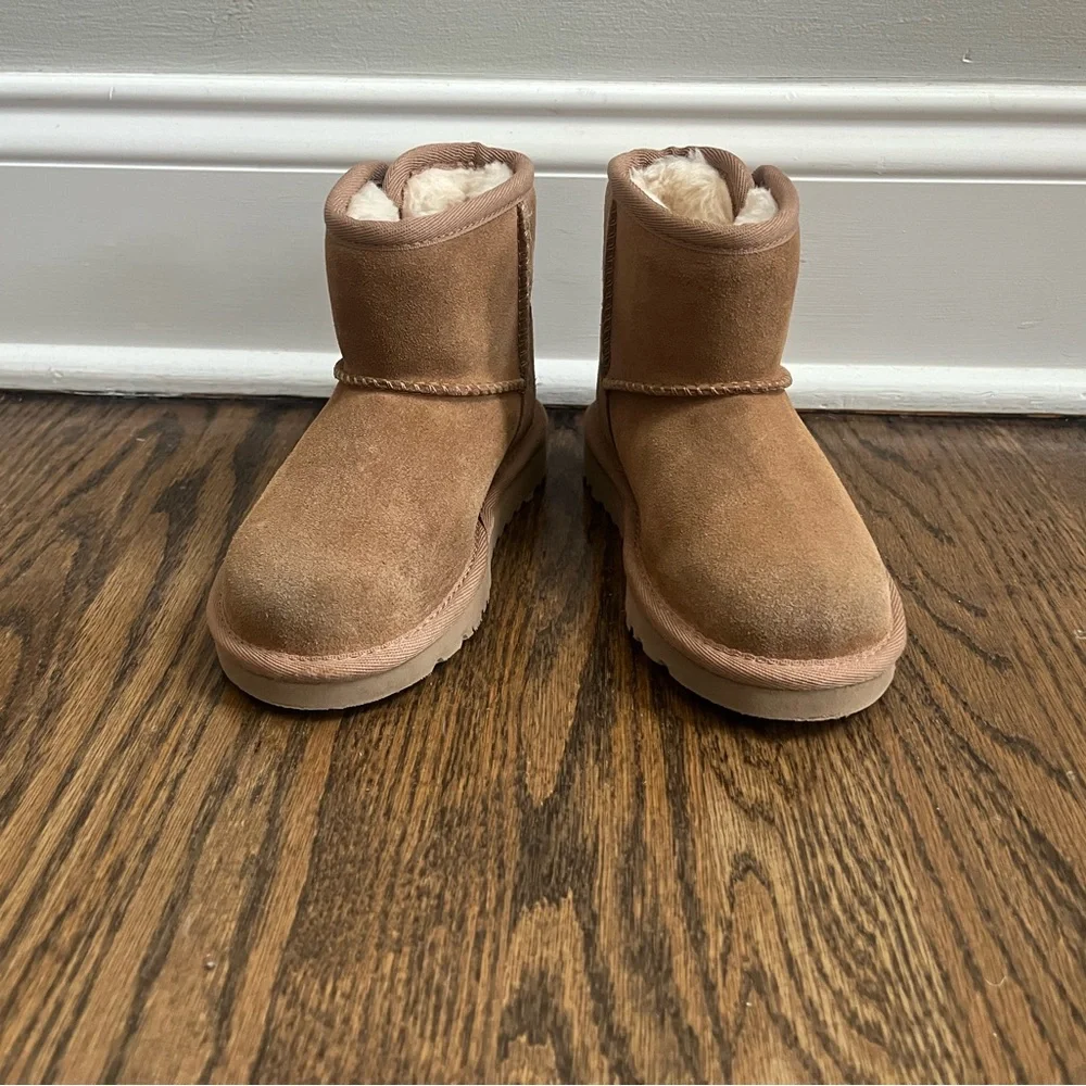 Ugg Toddler Jona Boots with Button, Size 10 - Picture 6 of 9
